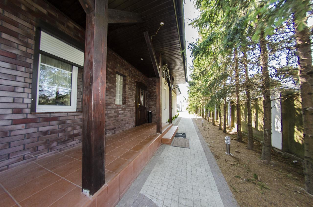 Villa Hof Luboń Buitenkant foto