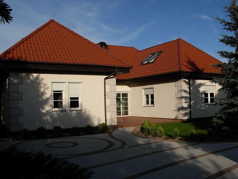 Villa Hof Luboń Buitenkant foto
